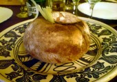 Ciorbă de afumatură servită în pâine la restaurant Casa Voastră din Timişoara
