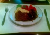 Friptura de vitel cu ciuperci si garnitura de cartofi piure si legume sote la Hotel Mara din Baia Mare