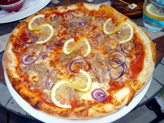 Pizza cu ton la restaurant Bihoreana din Oradea