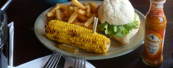 Veggie burger, porumb fiert şi cartofi prăjiţi la unul din restaurantele Nando's din Londra
