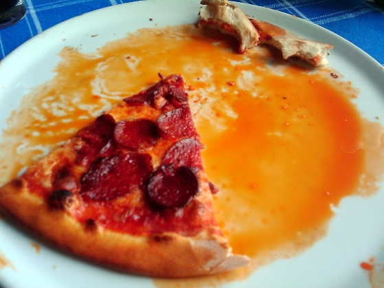 Grăsime scursă din salamul folosit pentru pizza Diavola