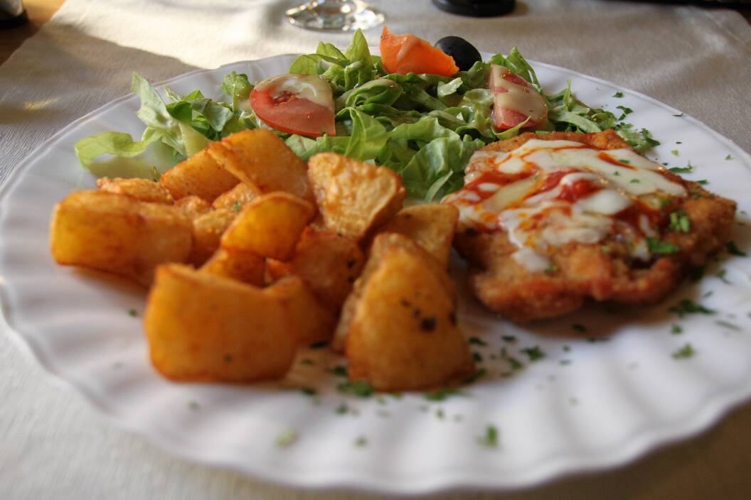 Restaurant Leonardo da Vinci - pollo parmigiana, cartofi aurii si salata verde