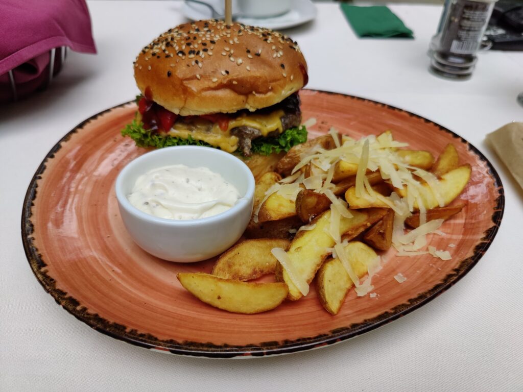 Burger cu carne de cerb - Restaurant Stejarul - Restaurante lângă Timișoara