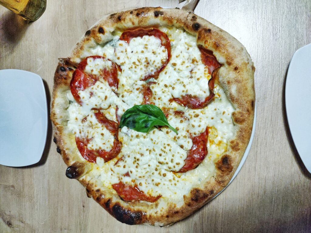 Pizza quattro fromaggi cu salam picant - Pizzeria Maschino - Giarmata Vii