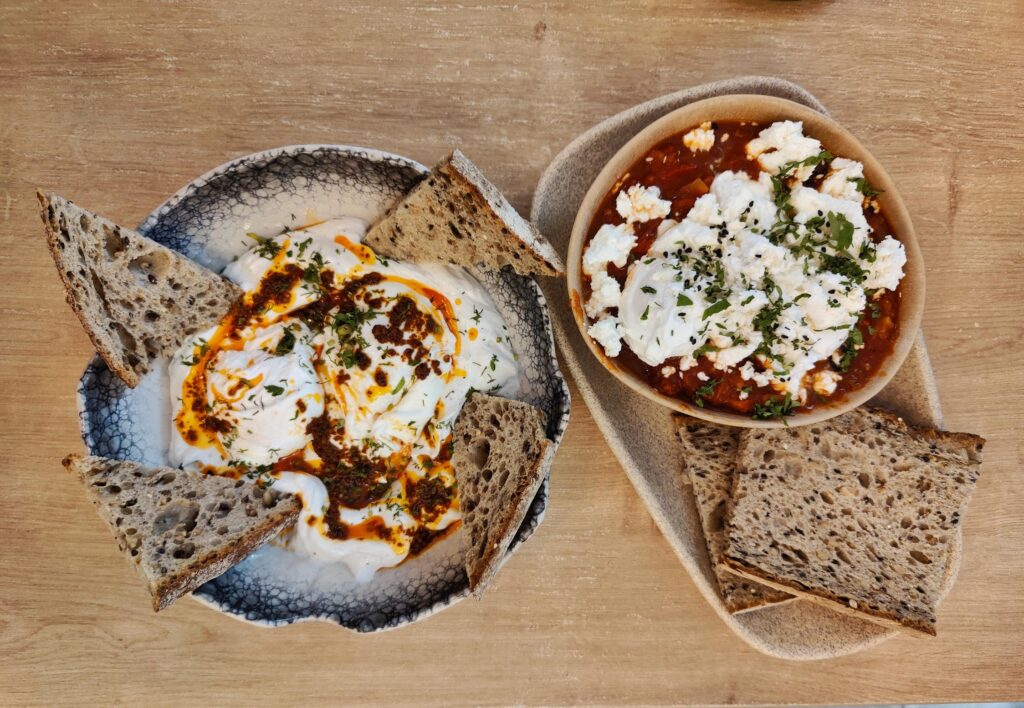 Mic dejun cu Turkish Eggs și Shakshuka la Neața Omlette Bistro - FoodCrew