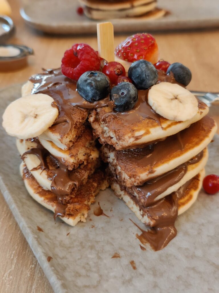 Pancakes cu Nutella și fructe la Neața Omlette Bistro - FoodCrew
