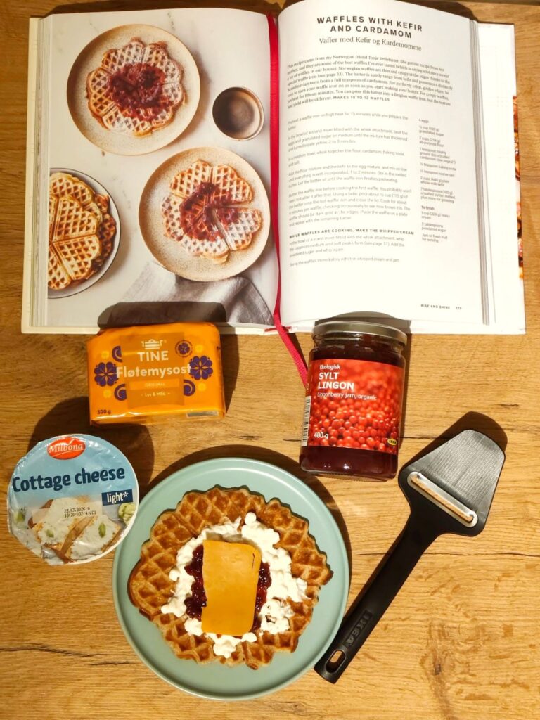 Vafe cu cottage cheese, dulceață de merișoare și brunost - FoodCrew
