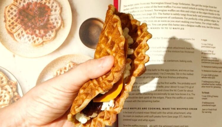 Vafe cu kefir și cardamom - cottage chesse, merișoare și brunost FoodCrew